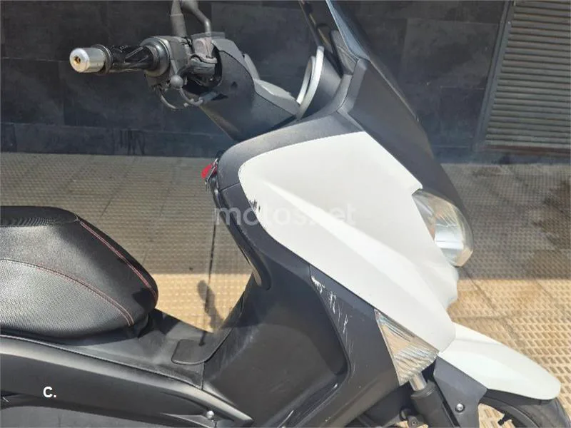 Yamaha XMAX 125 - Vista 9