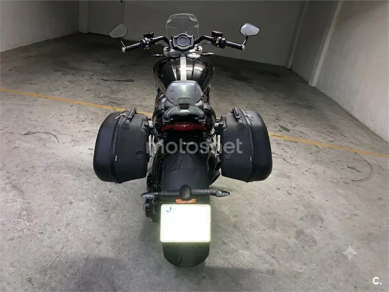 Triumph Rocket 3 - Vista 7
