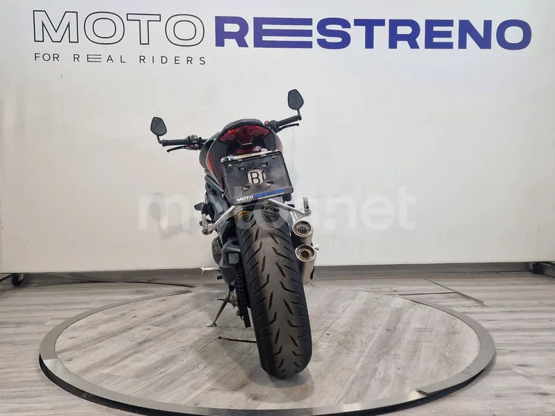 Triumph Speed Triple - Vista 8
