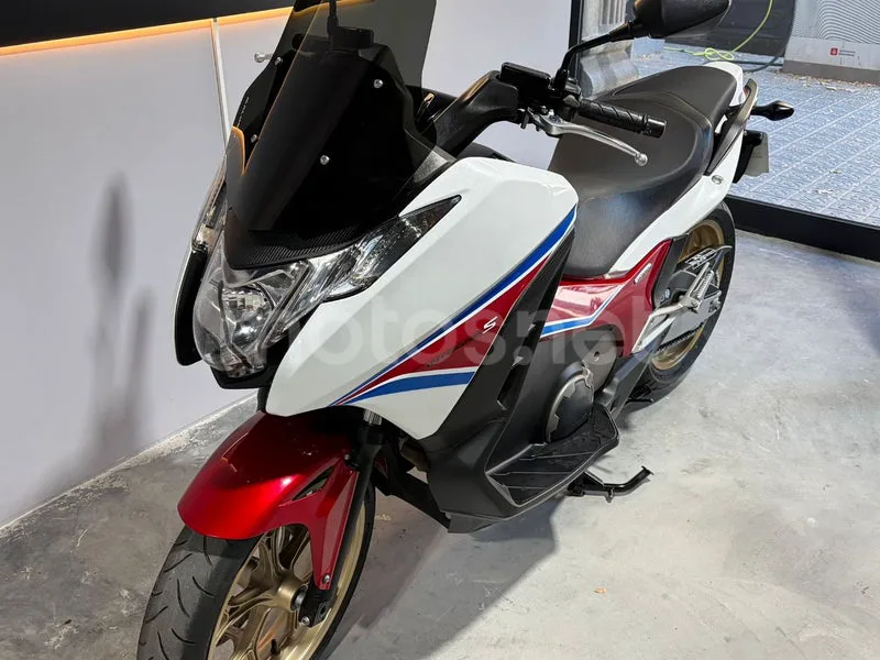 Honda Integra 750 S - Vista 9
