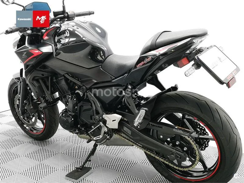 Kawasaki Z650 - Vista 21