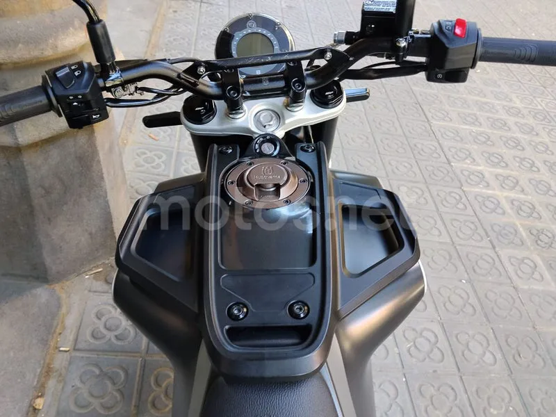 Husqvarna Svartpilen 125 - Vista 12