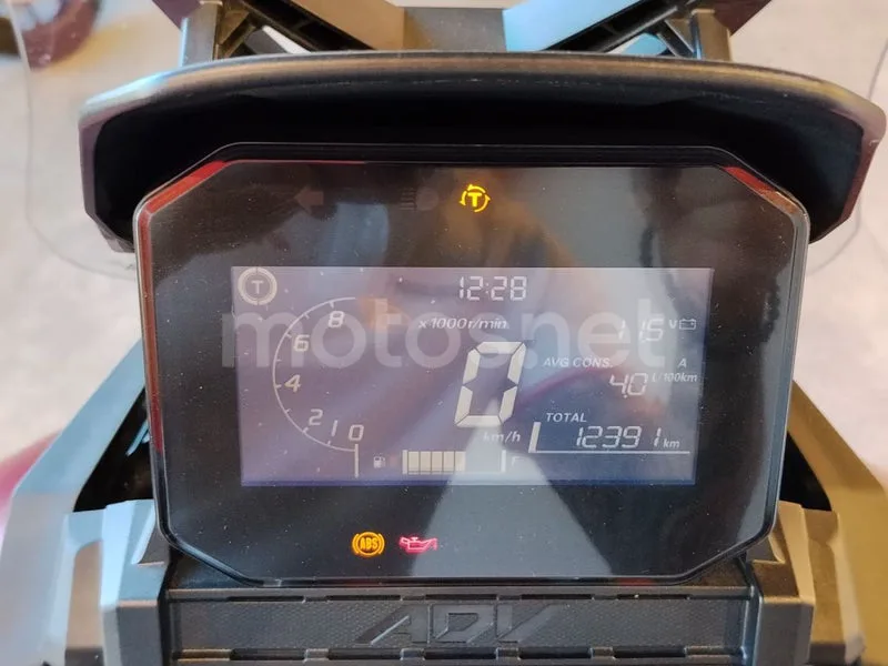 Honda ADV350 - Vista 4