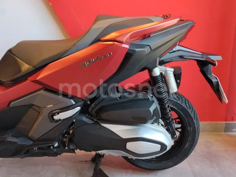 Honda ADV350 - Vista 8