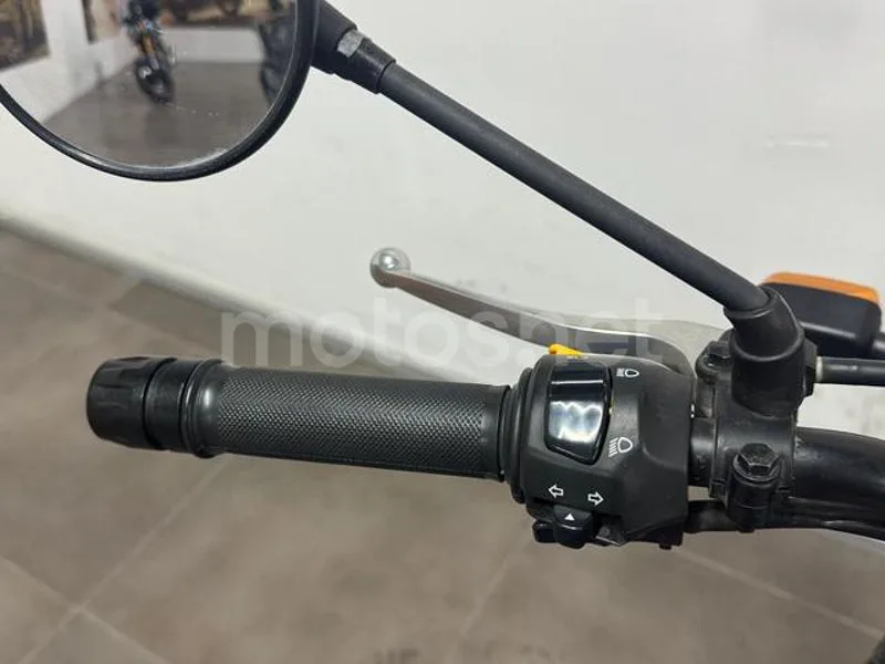 Royal Enfield Scram 411 - Vista 12