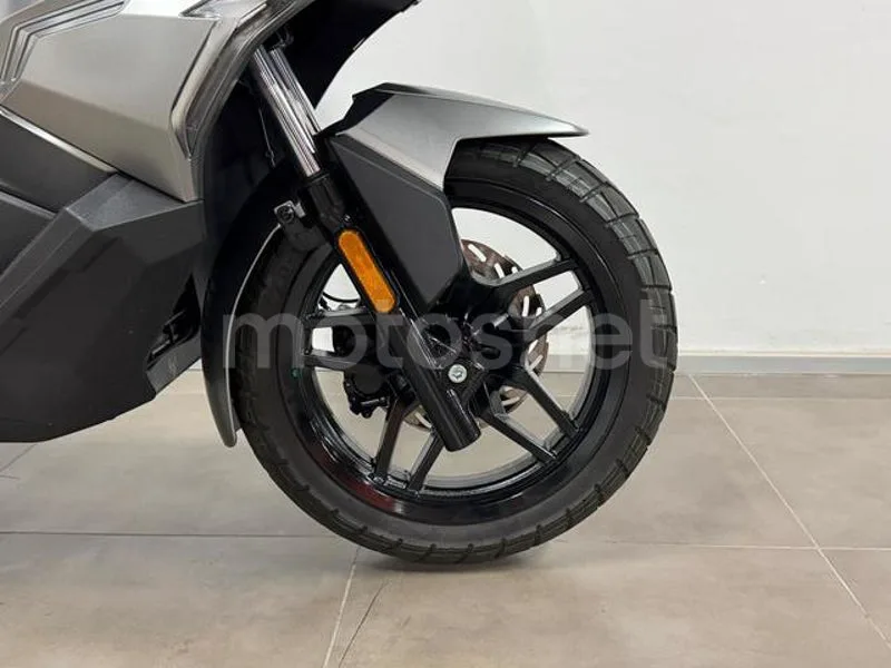SYM ADX 300 - Vista 10