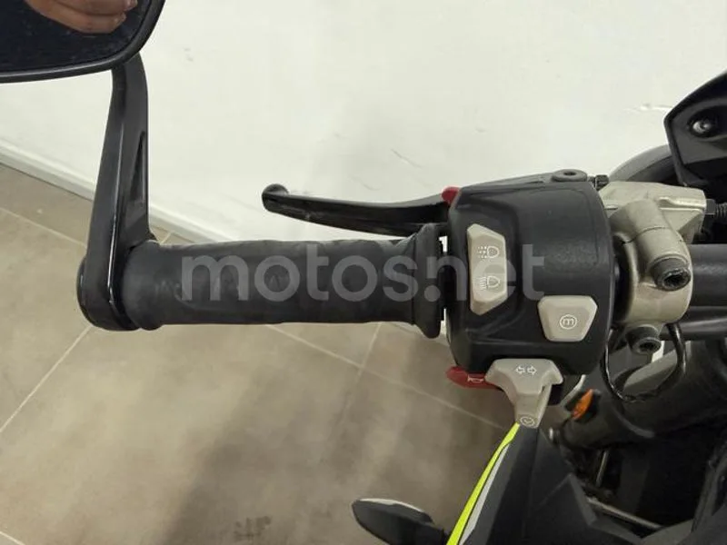 Triumph Street Triple - Vista 12