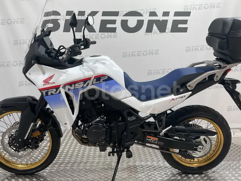 Honda XL750 Transalp - Vista 5