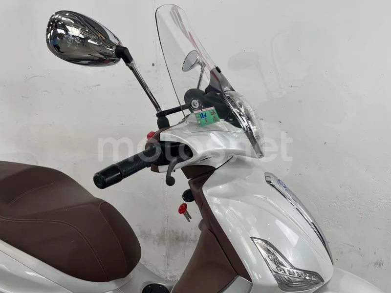Piaggio Beverly 300 - Vista 11