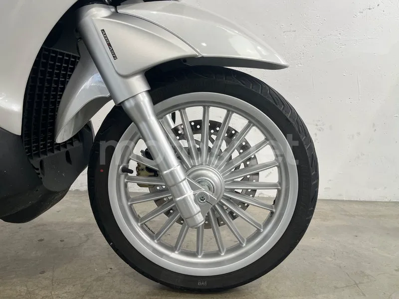 Piaggio Beverly 300 - Vista 14