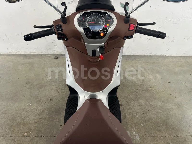 Piaggio Beverly 300 - Vista 9