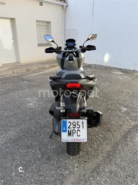 Honda ADV350 - Vista 4
