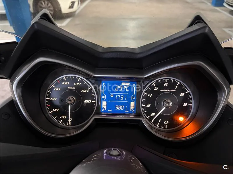 Yamaha XMAX 300 - Vista 4