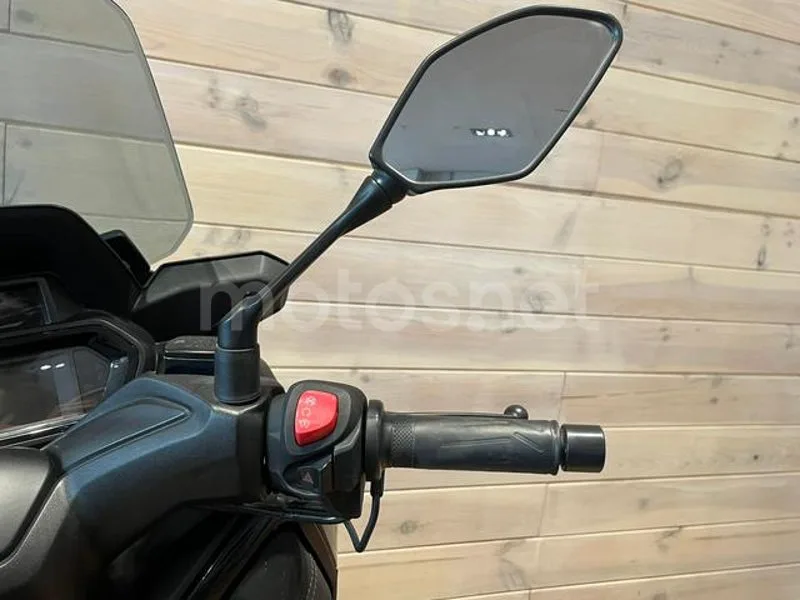 Yamaha XMAX 300 - Vista 15