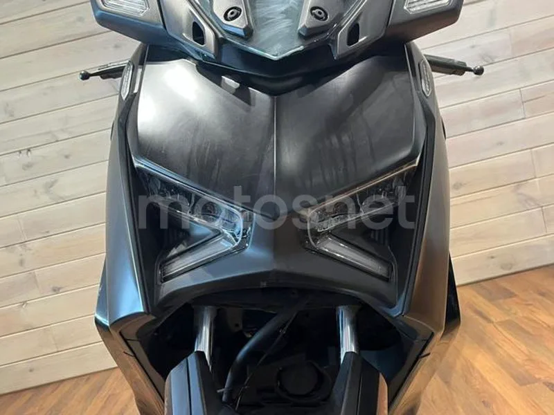 Yamaha XMAX 300 - Vista 10