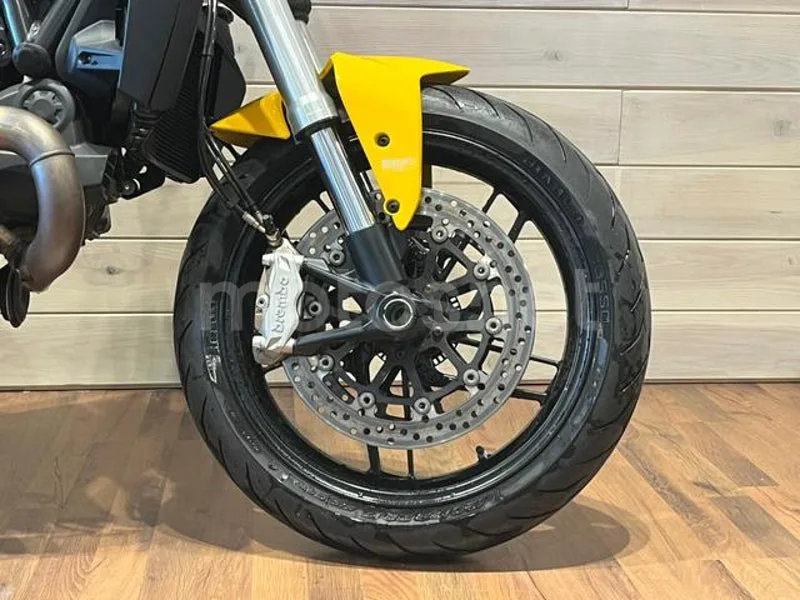 Ducati Monster 821 - Vista 9
