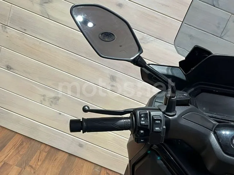 Yamaha XMAX 300 - Vista 11