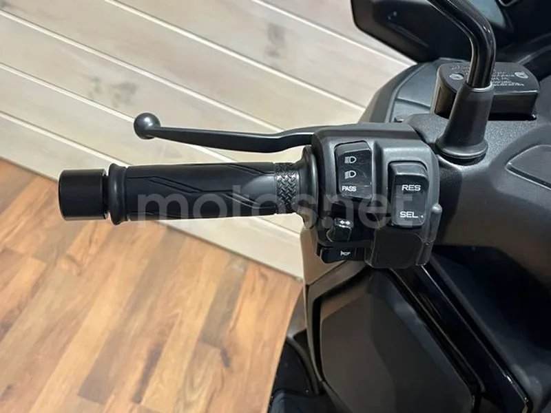 Yamaha XMAX 300 - Vista 12
