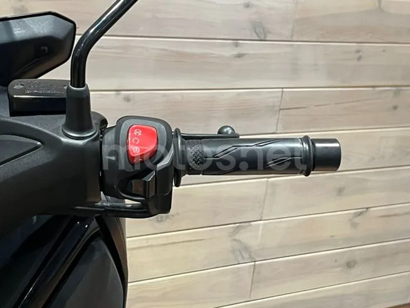 Yamaha XMAX 300 - Vista 14