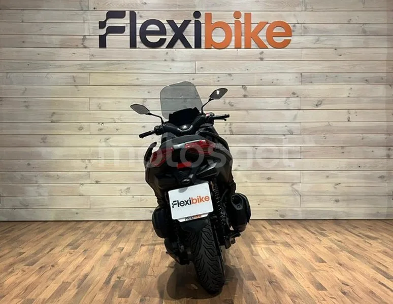 Yamaha XMAX 300 - Vista 5