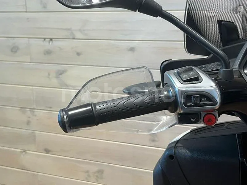 Piaggio MP3 - Vista 12