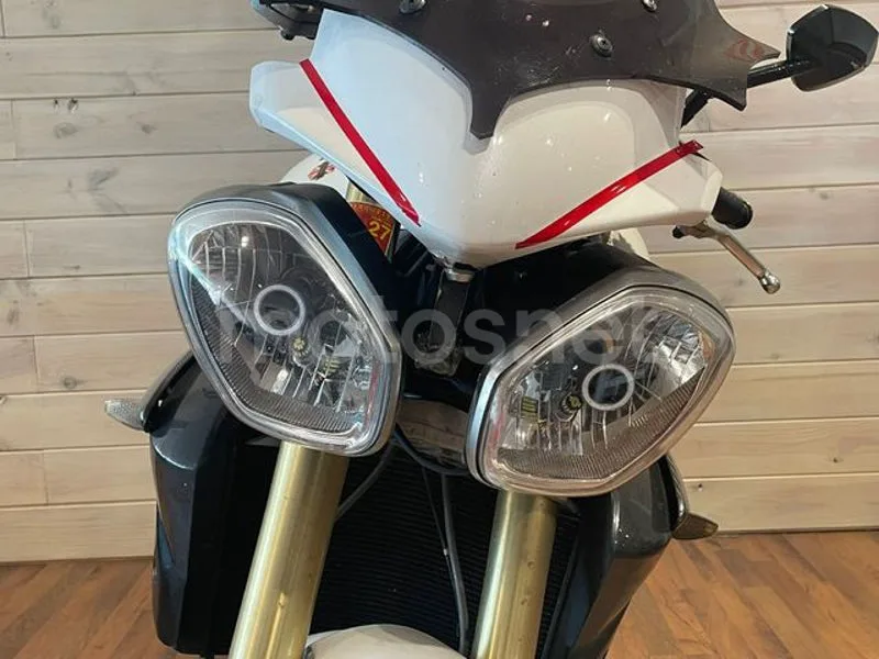 Triumph Street Triple - Vista 10