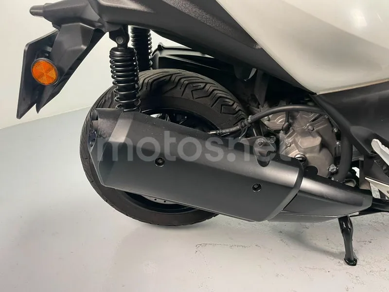 Yamaha XMAX 300 - Vista 17