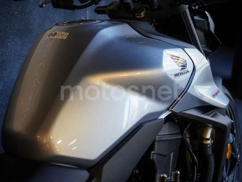 Honda CB750 Hornet - Vista 14