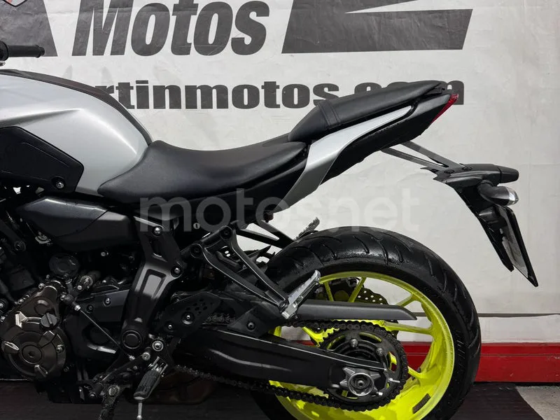 Yamaha MT-07 - Vista 8