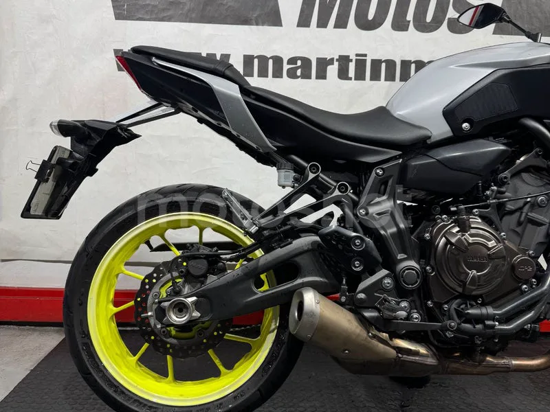 Yamaha MT-07 - Vista 9