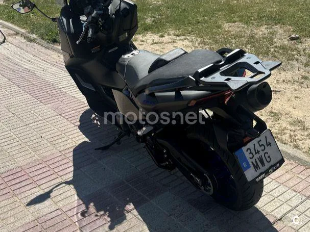 Yamaha TMAX - Vista 4