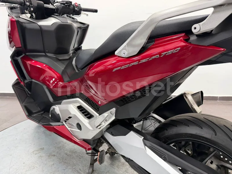 Honda Forza 750 - Vista 11