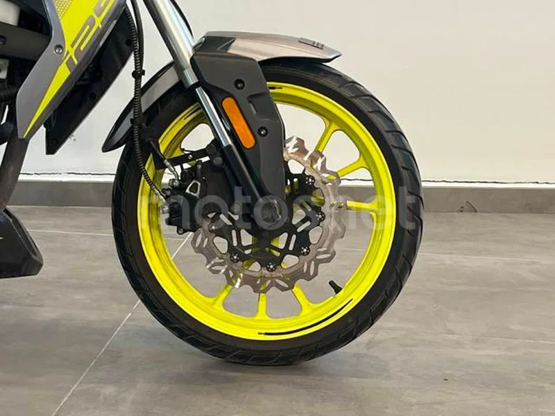 UM Xtreet 125 - Vista 10