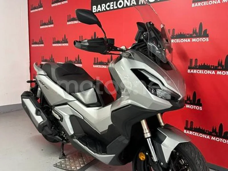 Honda ADV350 - Vista 4