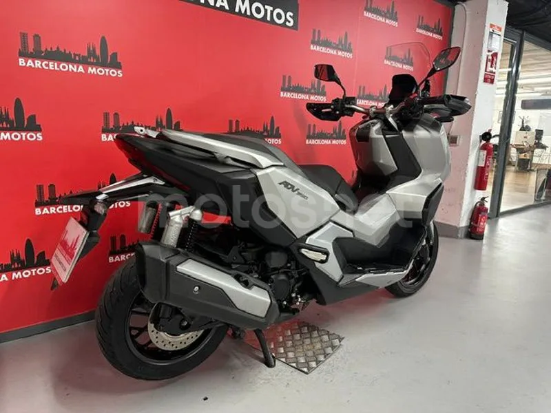 Honda ADV350 - Vista 6