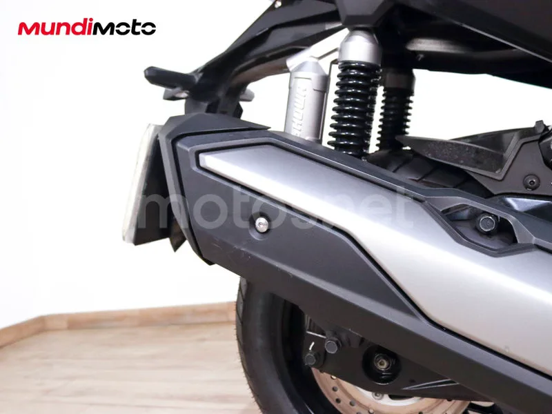 Honda ADV350 - Vista 15