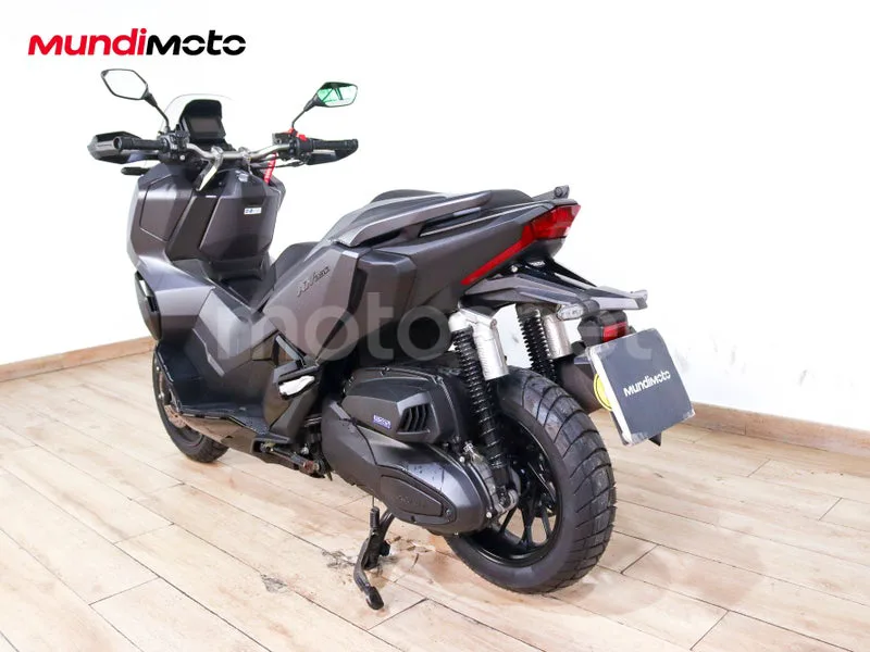 Honda ADV350 - Vista 8