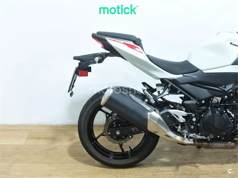 Kawasaki Z400 - Vista 3