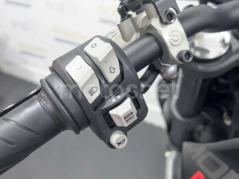 Ducati Monster - Vista 11