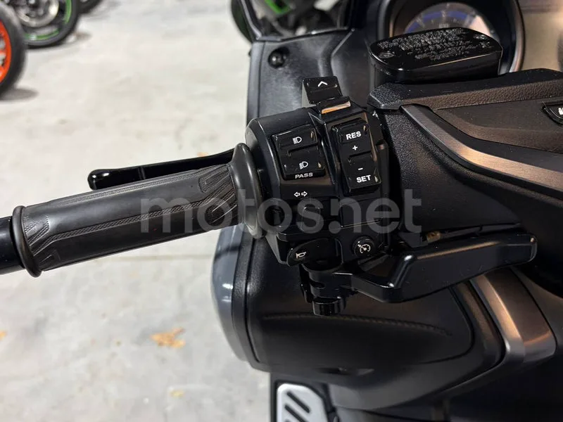 Yamaha TMAX - Vista 13
