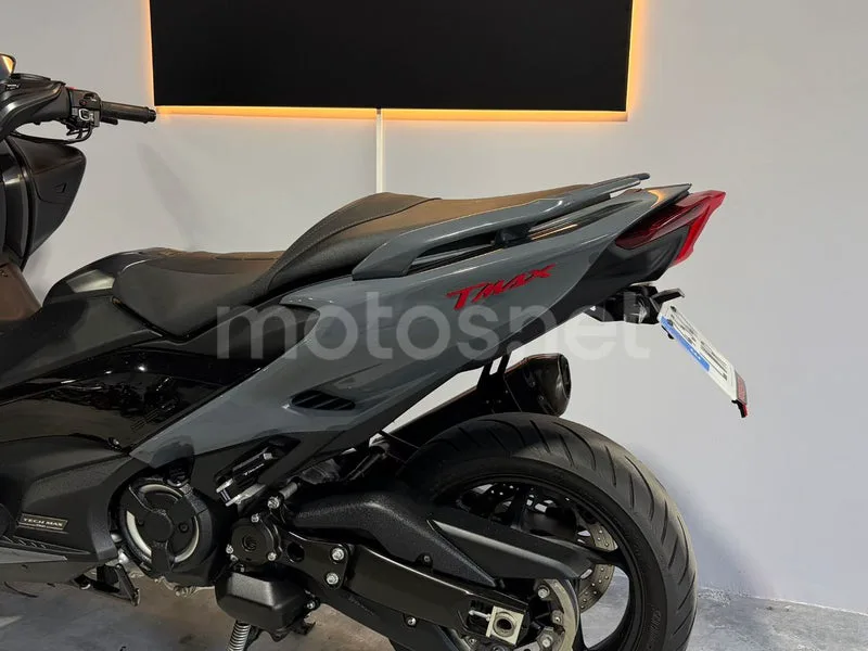 Yamaha TMAX - Vista 17