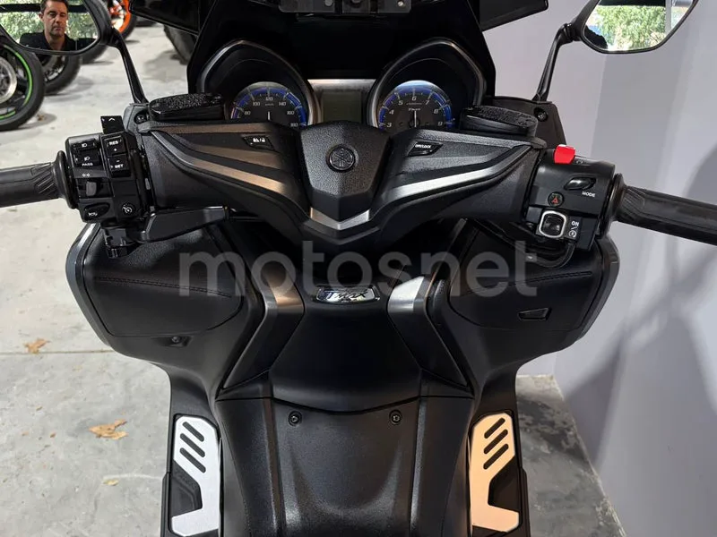 Yamaha TMAX - Vista 19