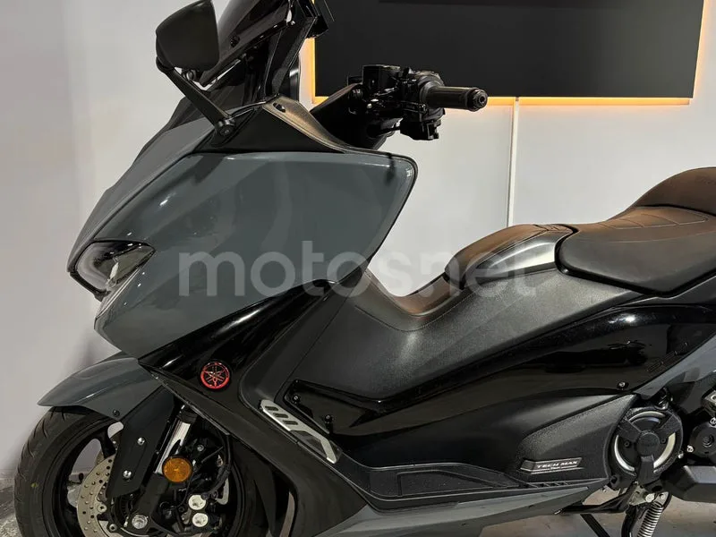 Yamaha TMAX - Vista 3