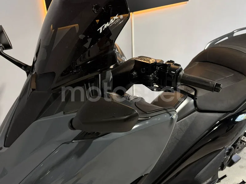 Yamaha TMAX - Vista 5
