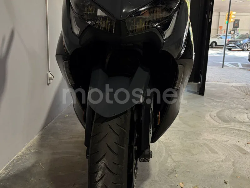 Yamaha TMAX - Vista 6