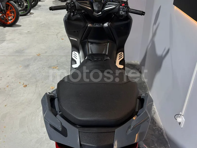 Yamaha TMAX - Vista 7
