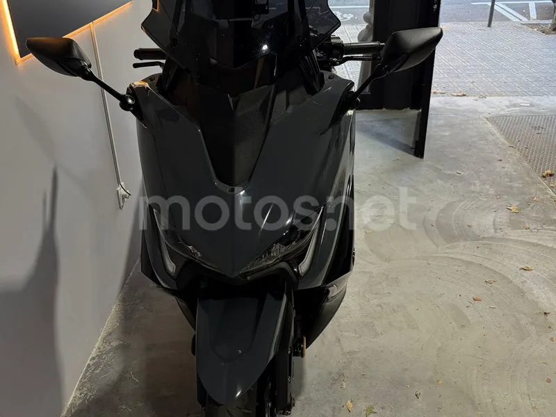 Yamaha TMAX - Vista 8