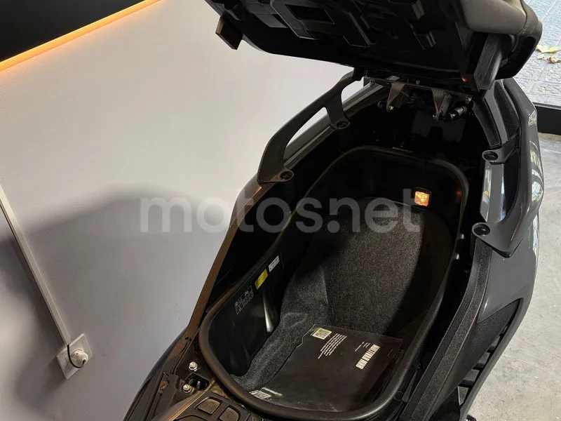 Yamaha TMAX - Vista 9