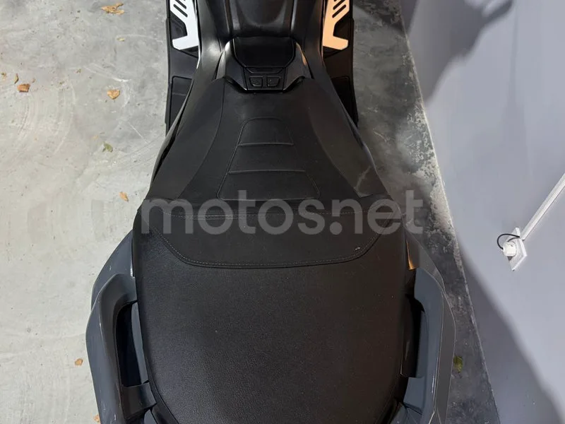 Yamaha TMAX - Vista 10