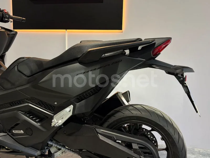 Honda Forza 750 - Vista 3